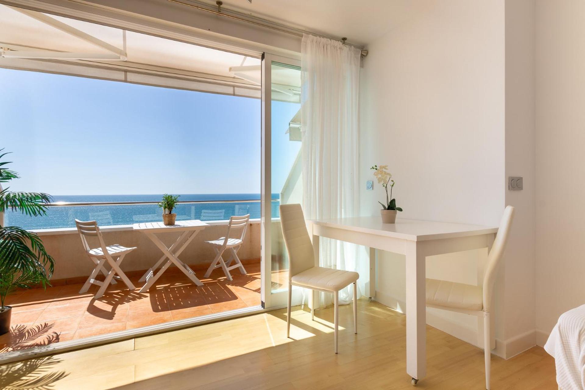 Roca Chica - Parking - Frente Playa - Terraza - Wifi - Bajondillo Y Carihuela Apartamento *